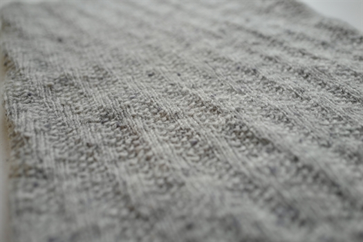 HALSRØR I FORSKUDT PERLERIB designet af Inga Walløe